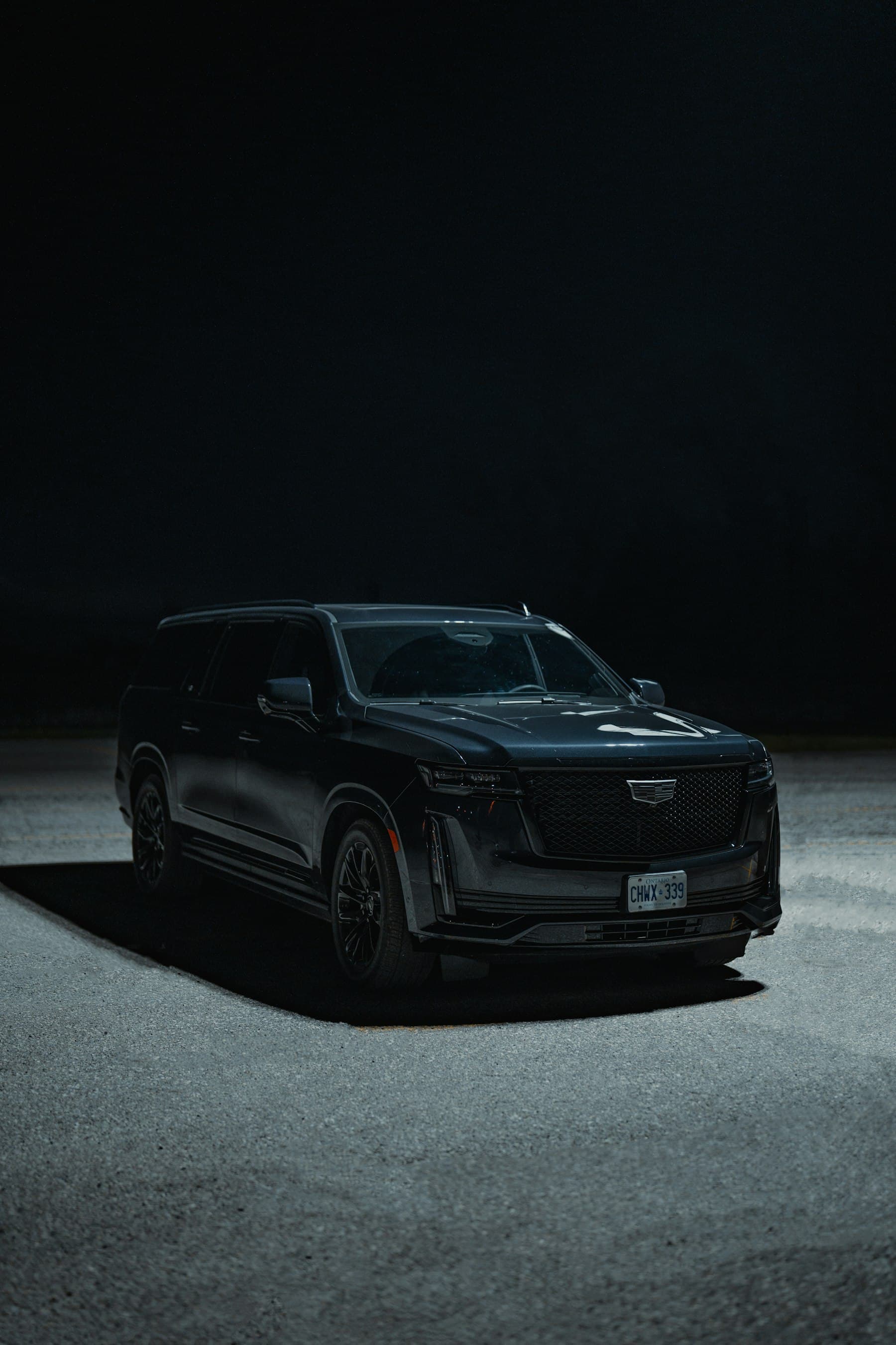 Camioneta negra de gran tamaño en la oscuridad
